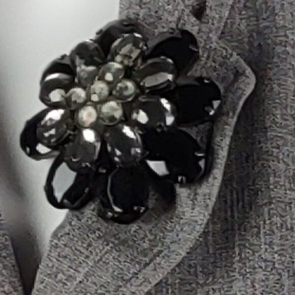 Petite Sophisticate 4 Button Gray Jacket with Brooch (can be removed). Size 10 - Picture 3 of 10